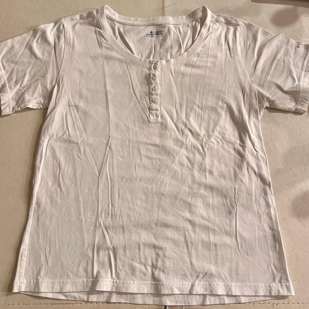 Columbia Women’s Large White short-sleeve four-button Henley